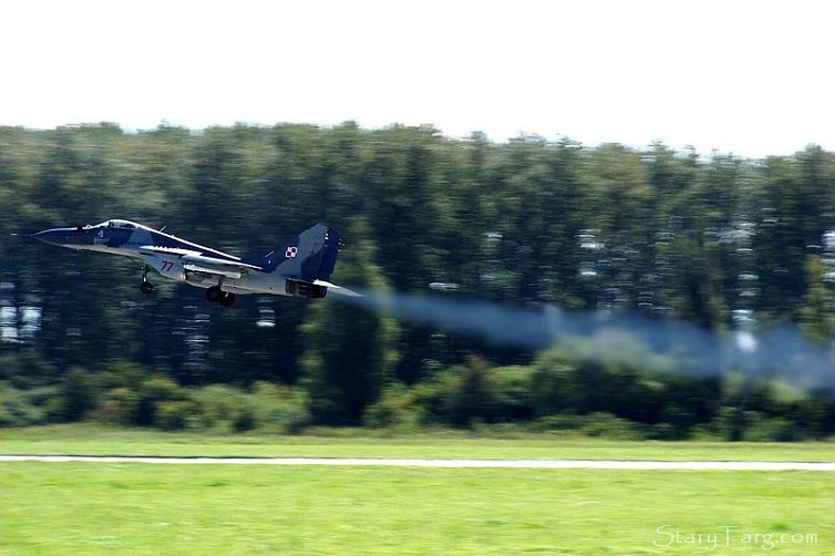 MiG29 EPMB - przelot nad p³yt± lotniska