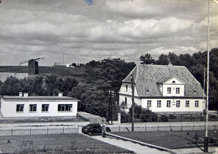 Widok z okna szkoły na ulicę Gen. Świerczewskiego